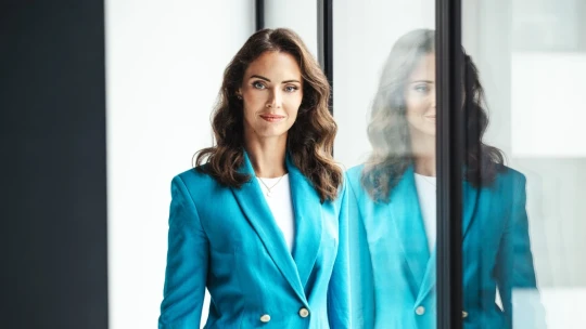 Konateľ po služobnej ceste vyhodil manželku z firmy. Previedol ju na sektu