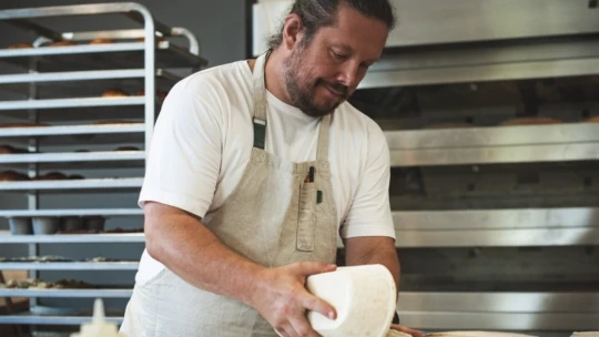 Na jeho chlieb sa čaká v rade. „Proste ma to baví,“ hovorí ítečkár, ktorý si otvoril pekáreň