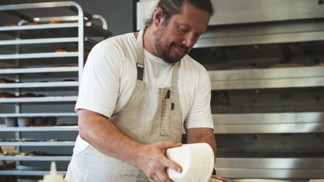 Na jeho chlieb sa čaká v rade. „Proste ma to baví,“ hovorí ítečkár, ktorý si otvoril pekáreň