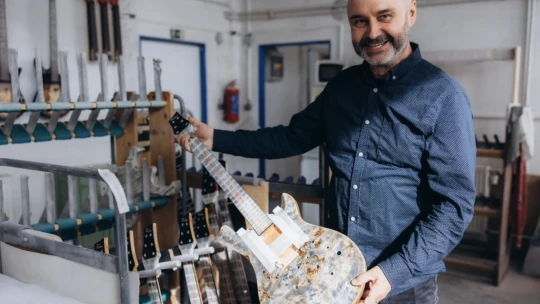 Z garáže postavil firmu s obratom milióny eur. Dnes jeho gitary znejú po celom svete