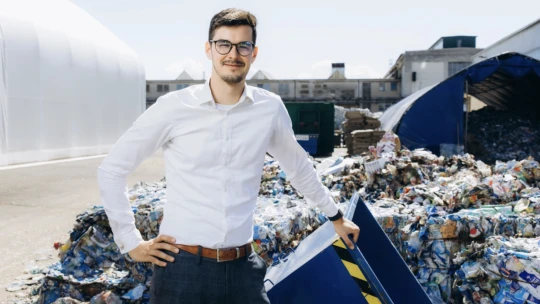 Bezcenný odpad premenili na biznis. Po ich ekologických doskách siahol aj austrálsky KFC