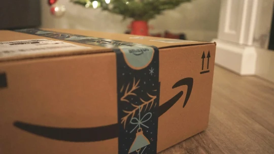 Amazon prepúšťa kancelárskych zamestnancov. Dôvodom sú náklady na AI