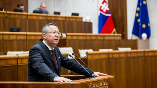 Sú Slováci ľavičiari? Voličov nezavádzajú len politici, ale aj manipulatívne prieskumy