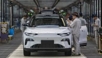Akcie európskych automobiliek padajú. Nastal už čas lacno investovať?