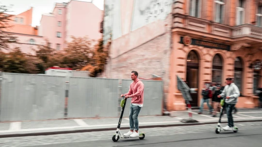 Praha zakáže kolobežky. Prekážajú obyvateľom, turisti jazdia nebezpečne