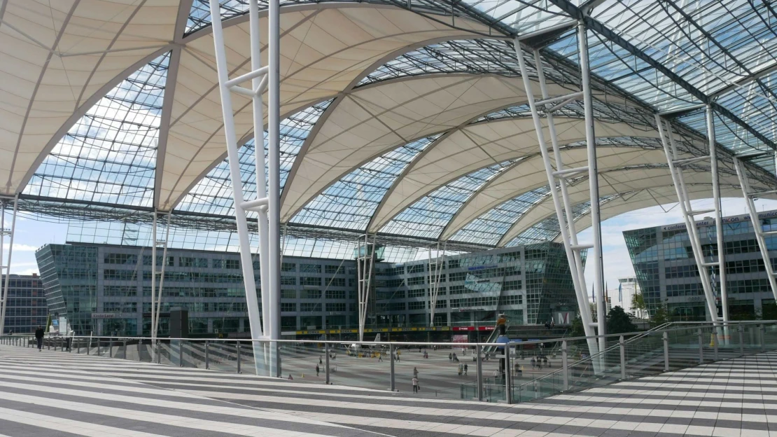 Anonym na pražskom letisku ohlásil drony, žiadne neprišli. V Mníchove áno, meškalo 6-tisíc ľudí