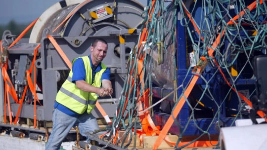 Pod morom sa skrývajú dva milióny kilometrov káblov. Upadne svet do tmy, keď sa poškodia?