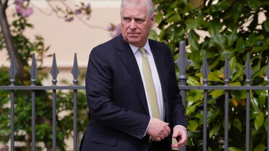 Škandál, ktorý pobúril celú monarchiu. Princ Andrew prišiel o tituly, ale blíži sa ďalší trest