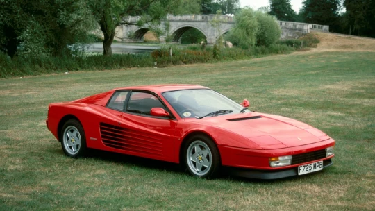 Automobilka Ferrari predstavila prvý elektrický model. Do ponuky vracia aj kultový model Testarossa