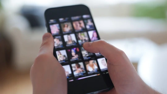 AI porno? ChatGPT bude dospelým používateľom ponúkať erotický obsah, začne už v tomto roku