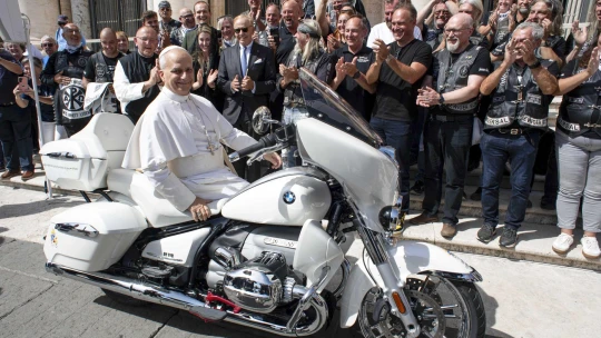 Motorka s pápežovým podpisom prekonala vyvolávaciu cenu. Aukcia BMW R 18 pomôže deťom