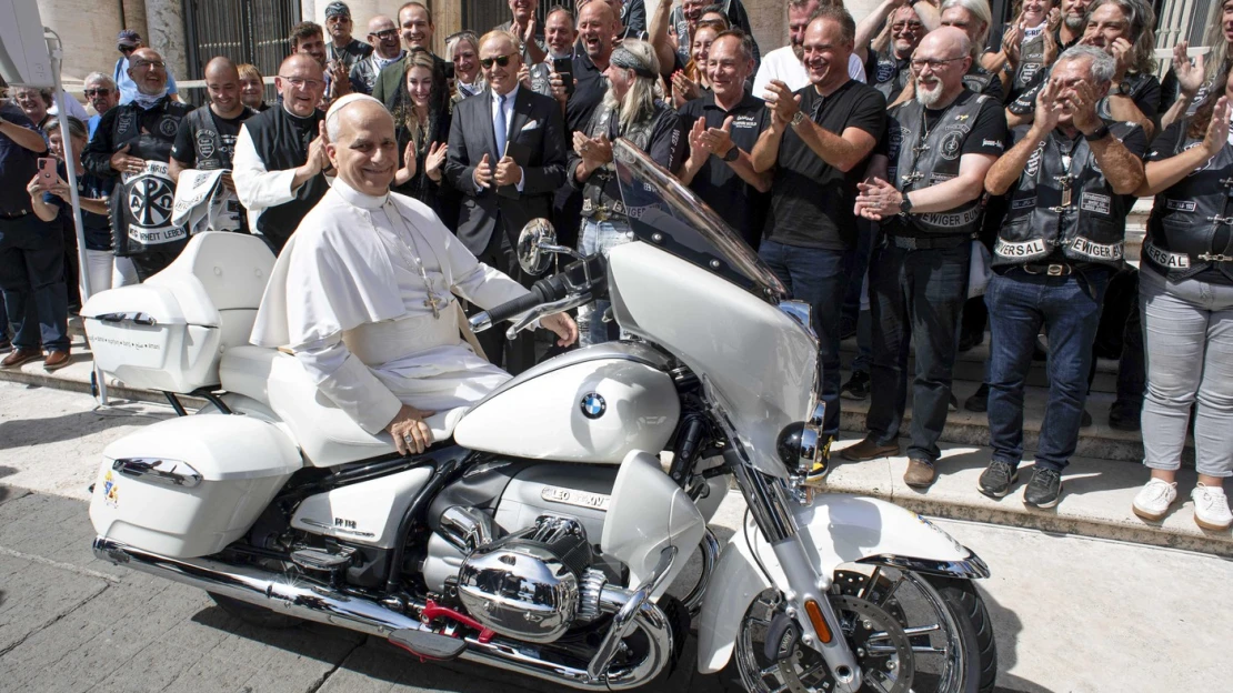 Motorka s pápežovým podpisom prekonala vyvolávaciu cenu. Aukcia BMW R 18 pomôže deťom