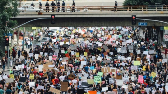 Tu máte peniaze, choďte protestovať, ponúka oligarcha. V ktorých krajinách ide o bežný jav?