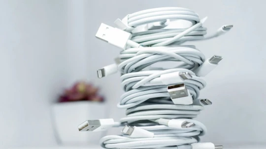 Nielen mobily. Eurokomisia chce do troch rokov univerzálne nabíjačky pre všetky zariadenia