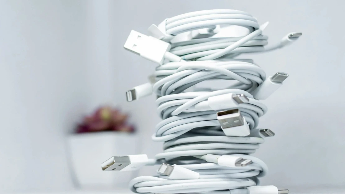 Nielen mobily. Eurokomisia chce do troch rokov univerzálne nabíjačky pre všetky zariadenia