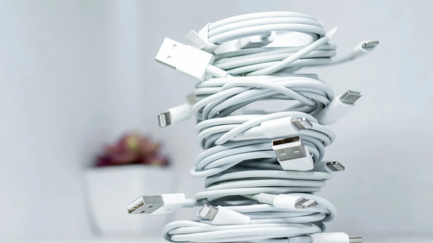 Nielen mobily. Eurokomisia chce do troch rokov univerzálne nabíjačky pre všetky zariadenia