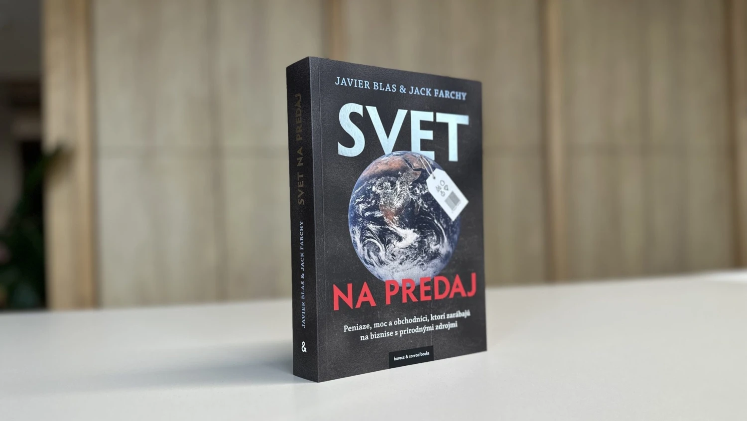 Na snímke kniha Svet na predaj.