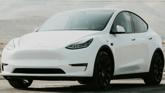 Tesla predstavila lacnejšie verzie elektromobilov Model Y a Model 3