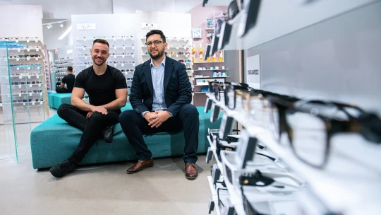 Začínali ako čisto online biznis. Dnes Eyerim otvára optiky a rastie vďaka privátnemu dlhu