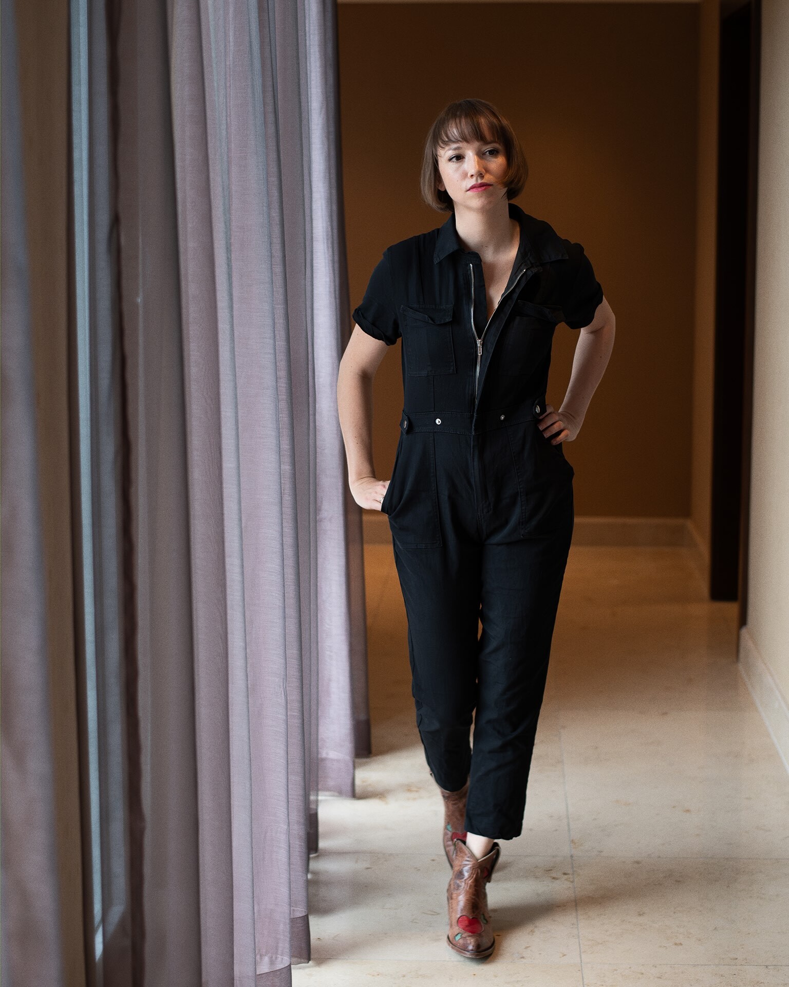 na snímke mladá režisérka