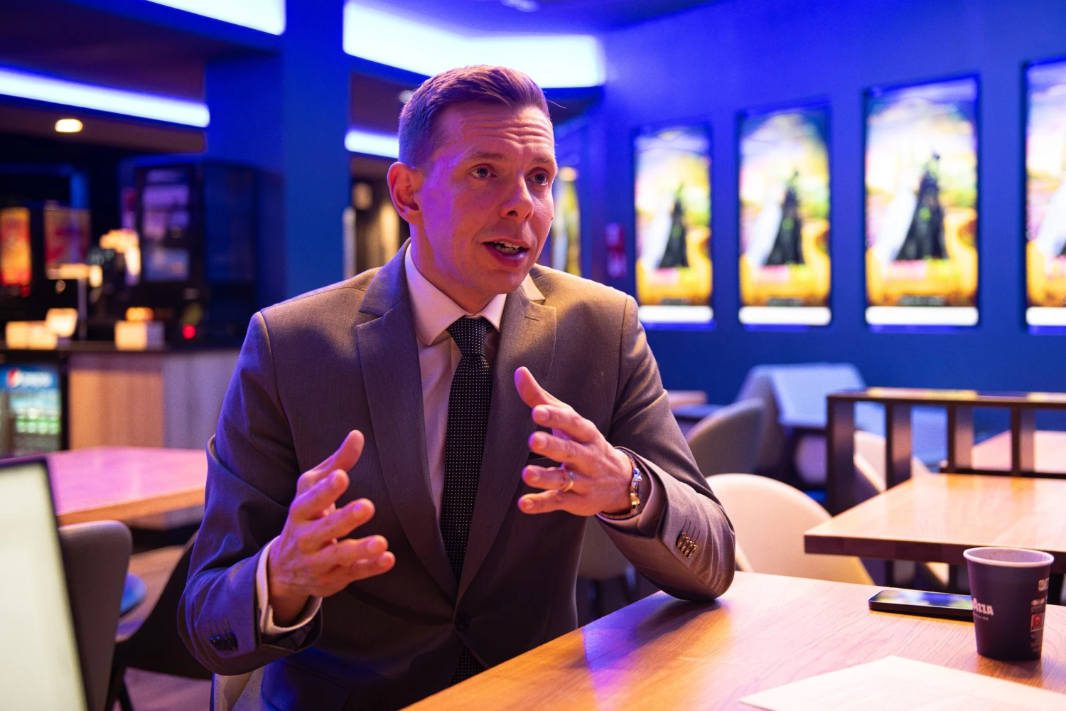 na snímke muž v kine a obleku