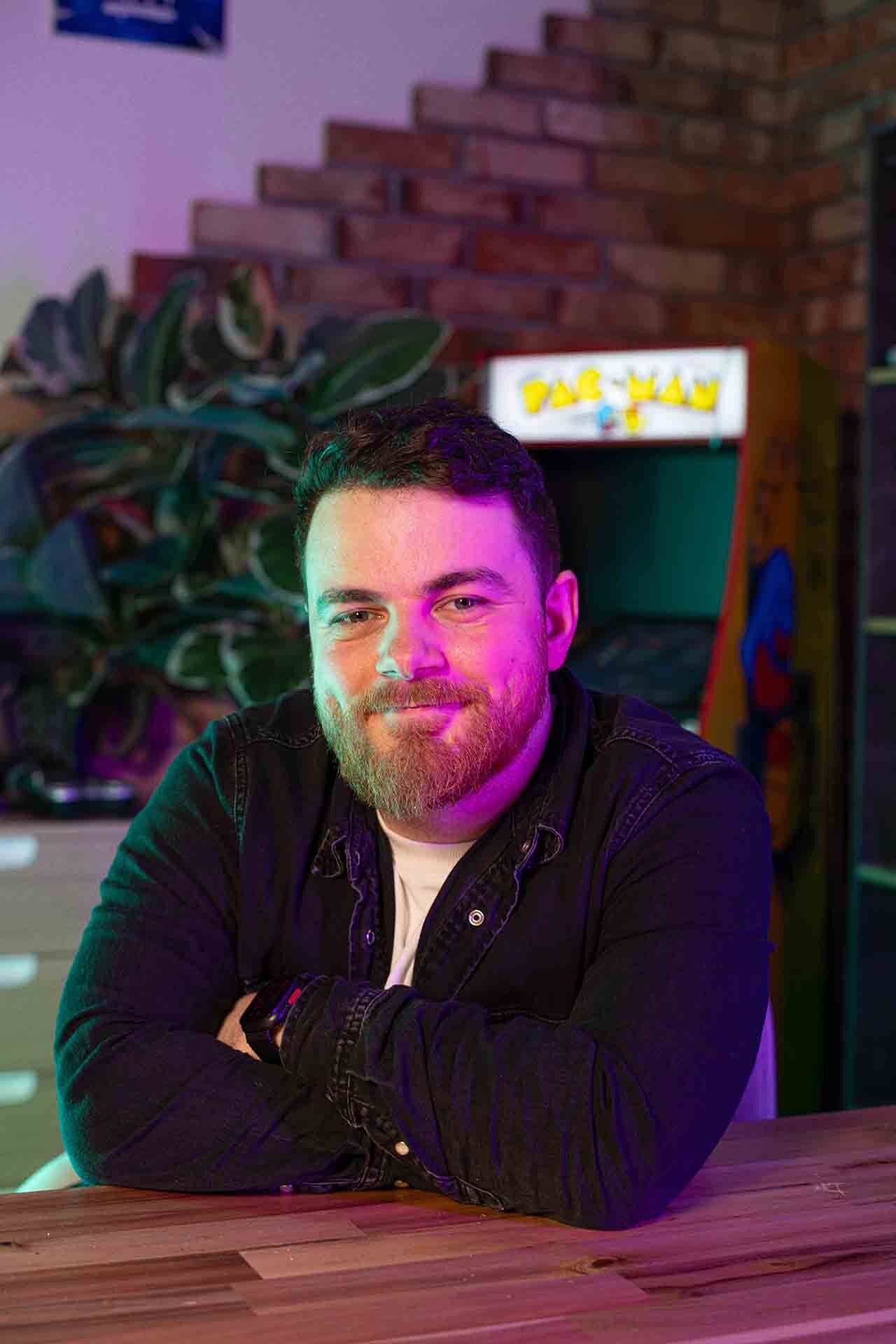 na snímke mladý chalan