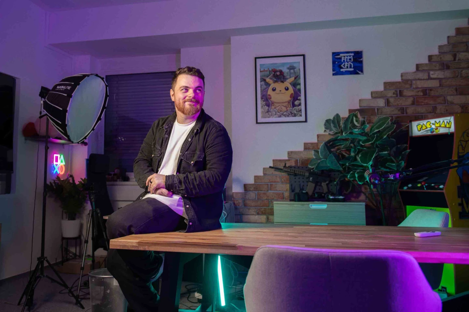 na snímke mladý chalan