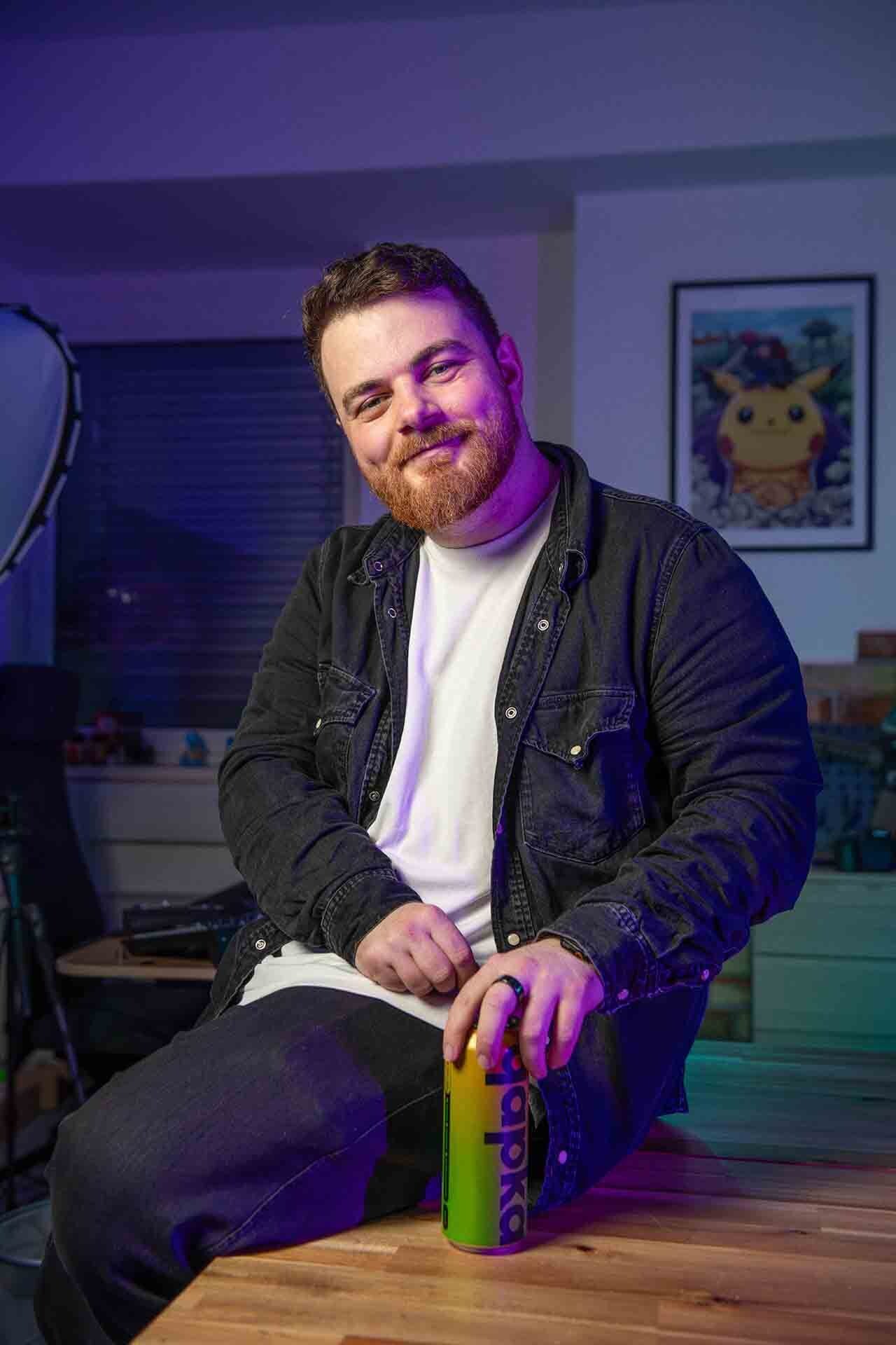 na snímke mladý chalan