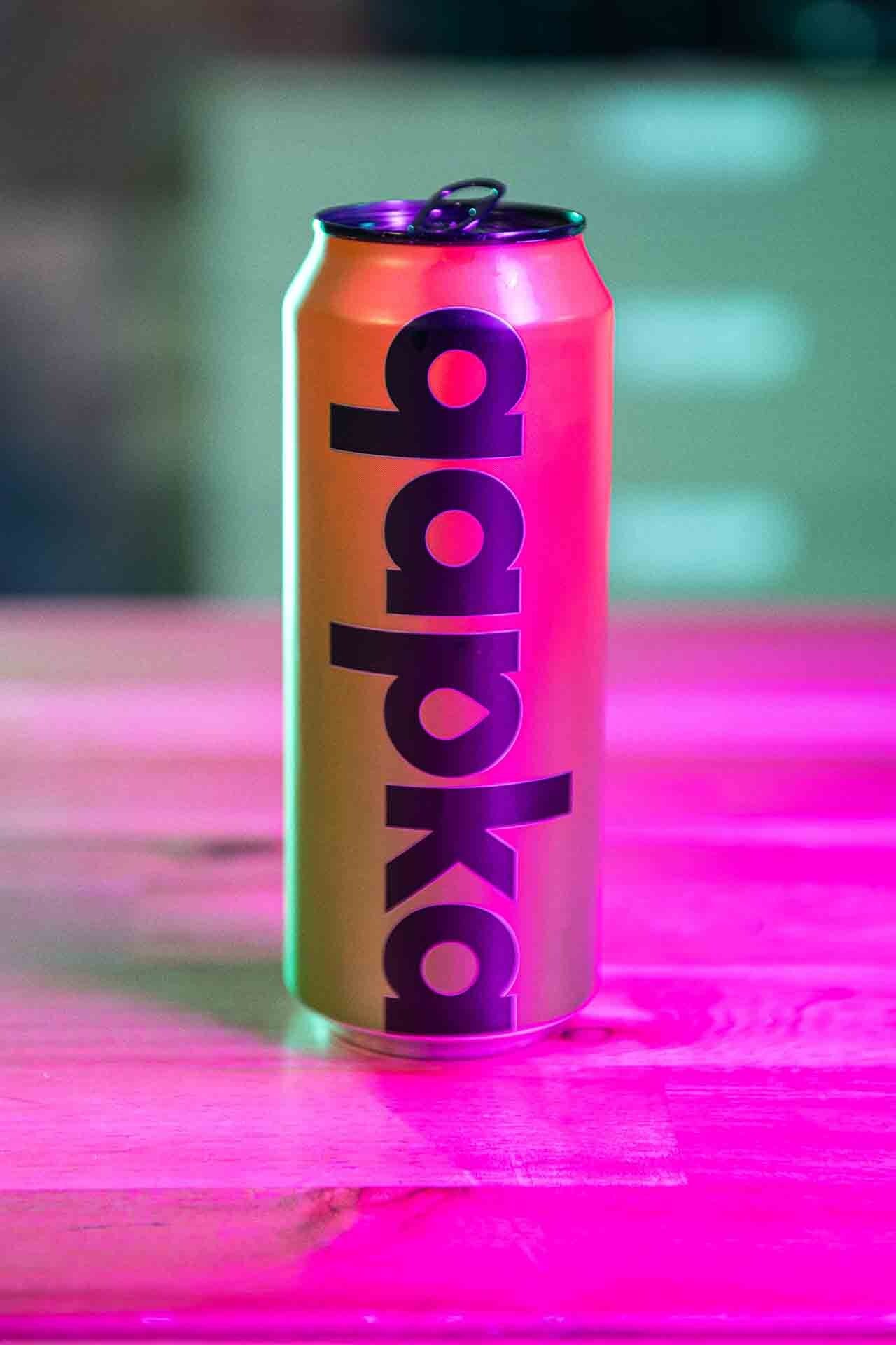 na snímke plechovka