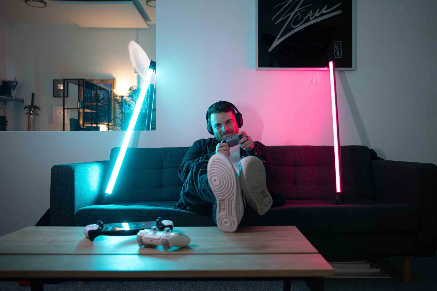 na snímke mladý chalan