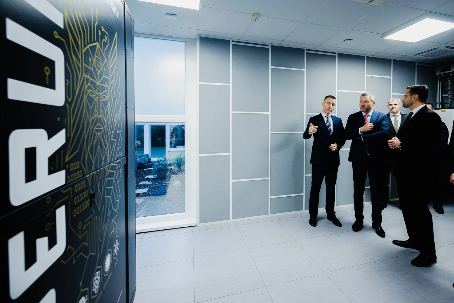 Na snímke minister školstva a prezident. 