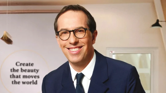CEO musí myslieť ako vedec, hovoriť ako investor a cítiť ako občan, vraví šéf L’Oréalu