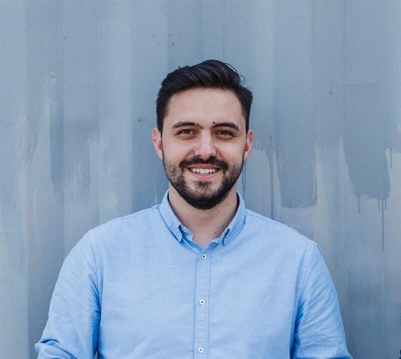 na snímke muž v košeli