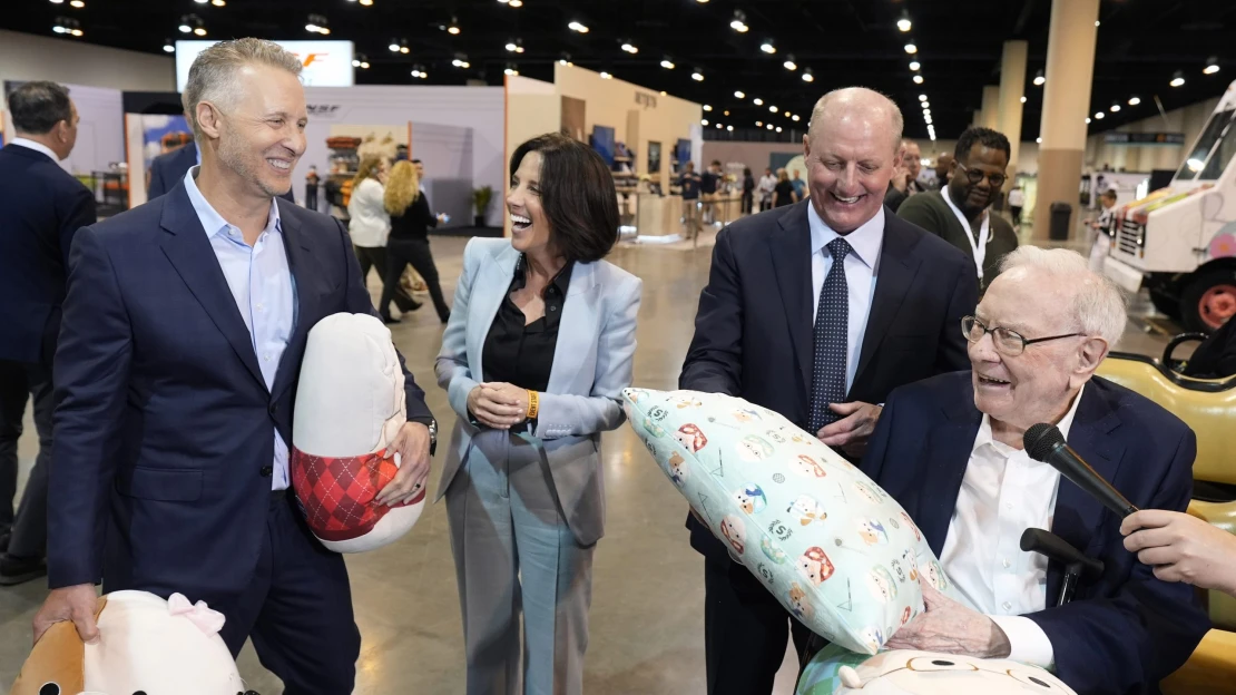 Buffett našiel recept na šťastie. Odkazuje, že upratovačka je rovnaký človek ako predseda predstavenstva