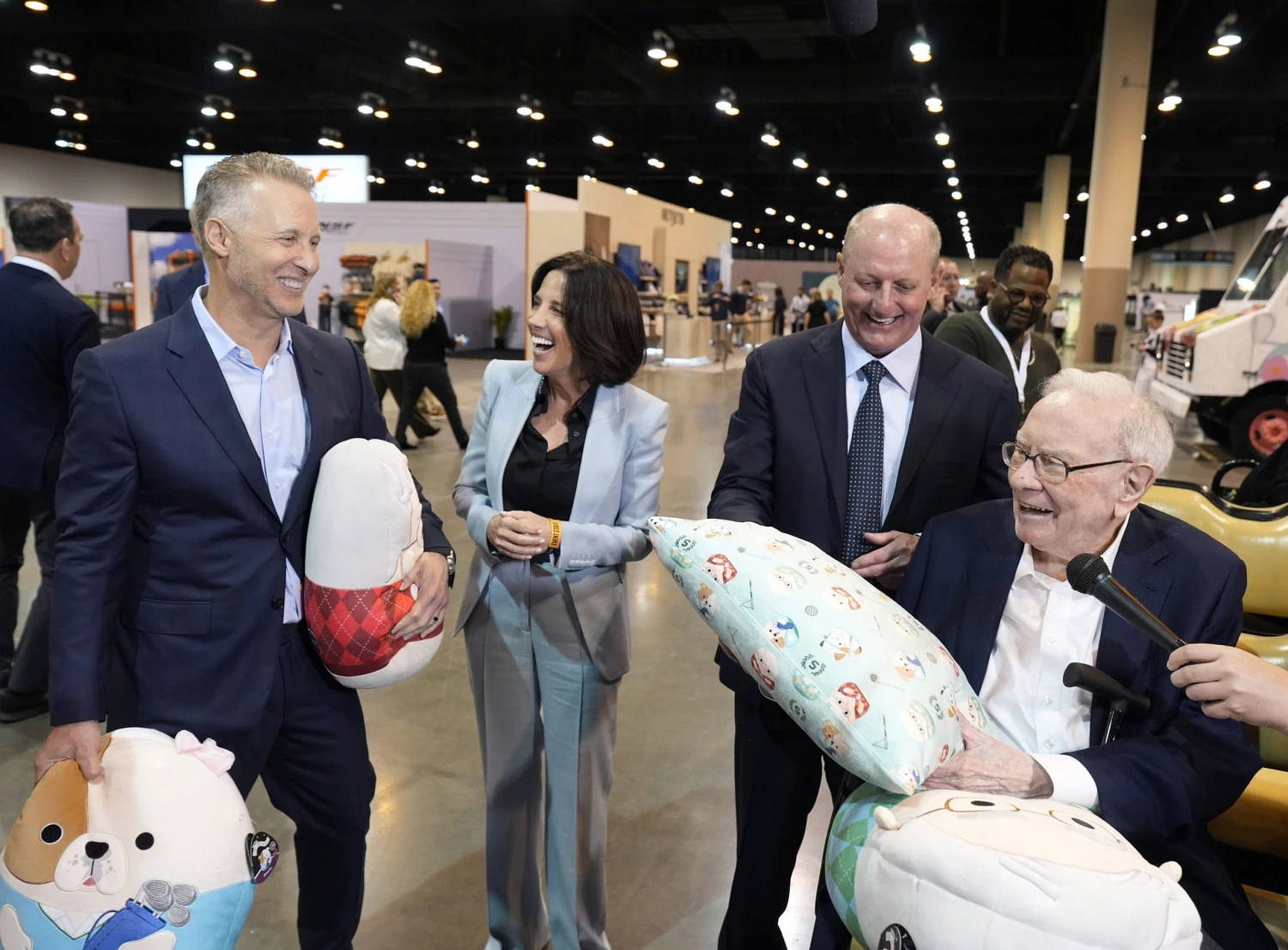 Buffett našiel recept na šťastie. Odkazuje, že upratovačka je rovnaký človek ako predseda predstavenstva