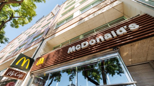 McDonald’s na Slovensku za 30 rokov vyrobil 118 miliónov cheeseburgerov a investoval 678 miliónov eur
