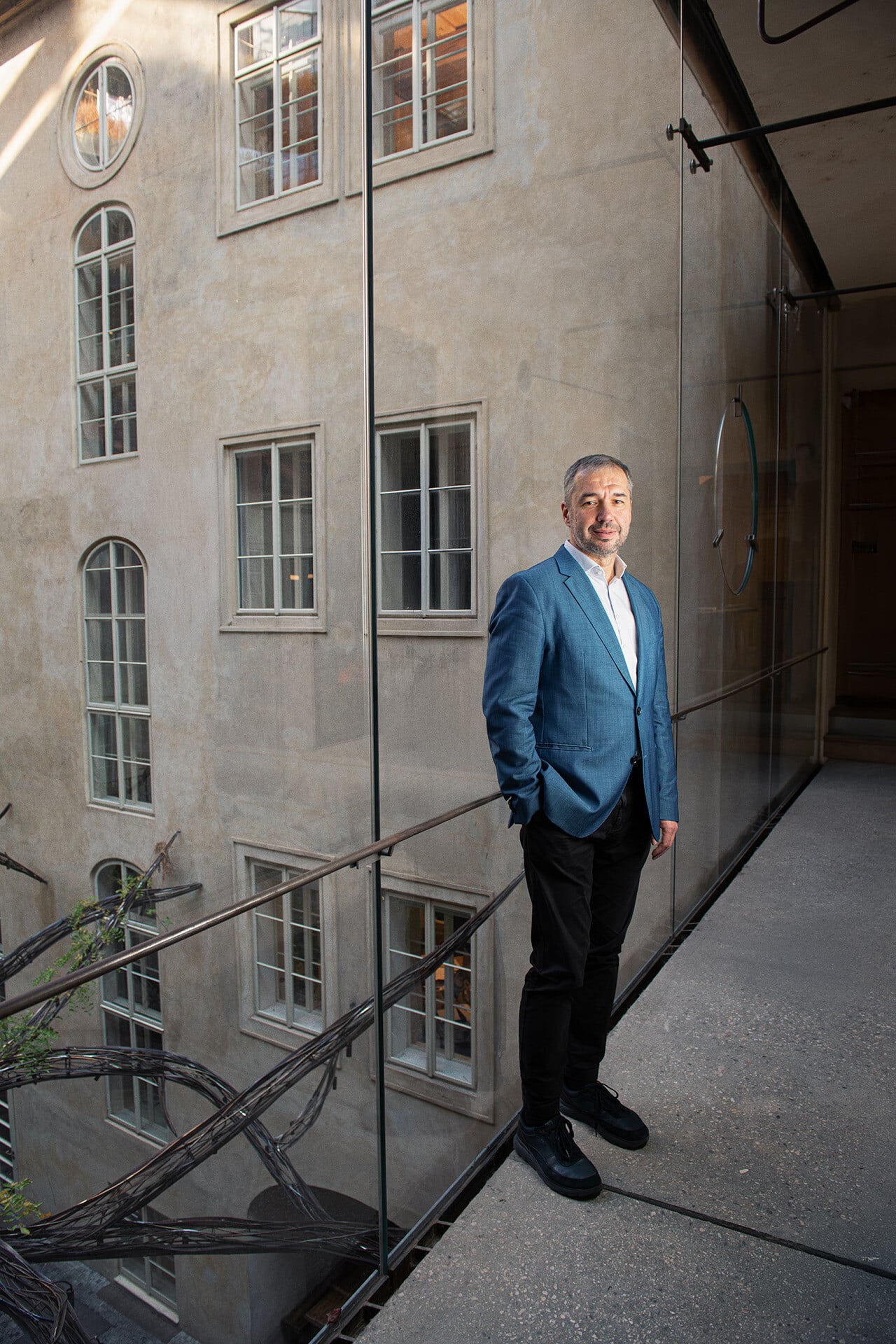 na snímke muž v obleku