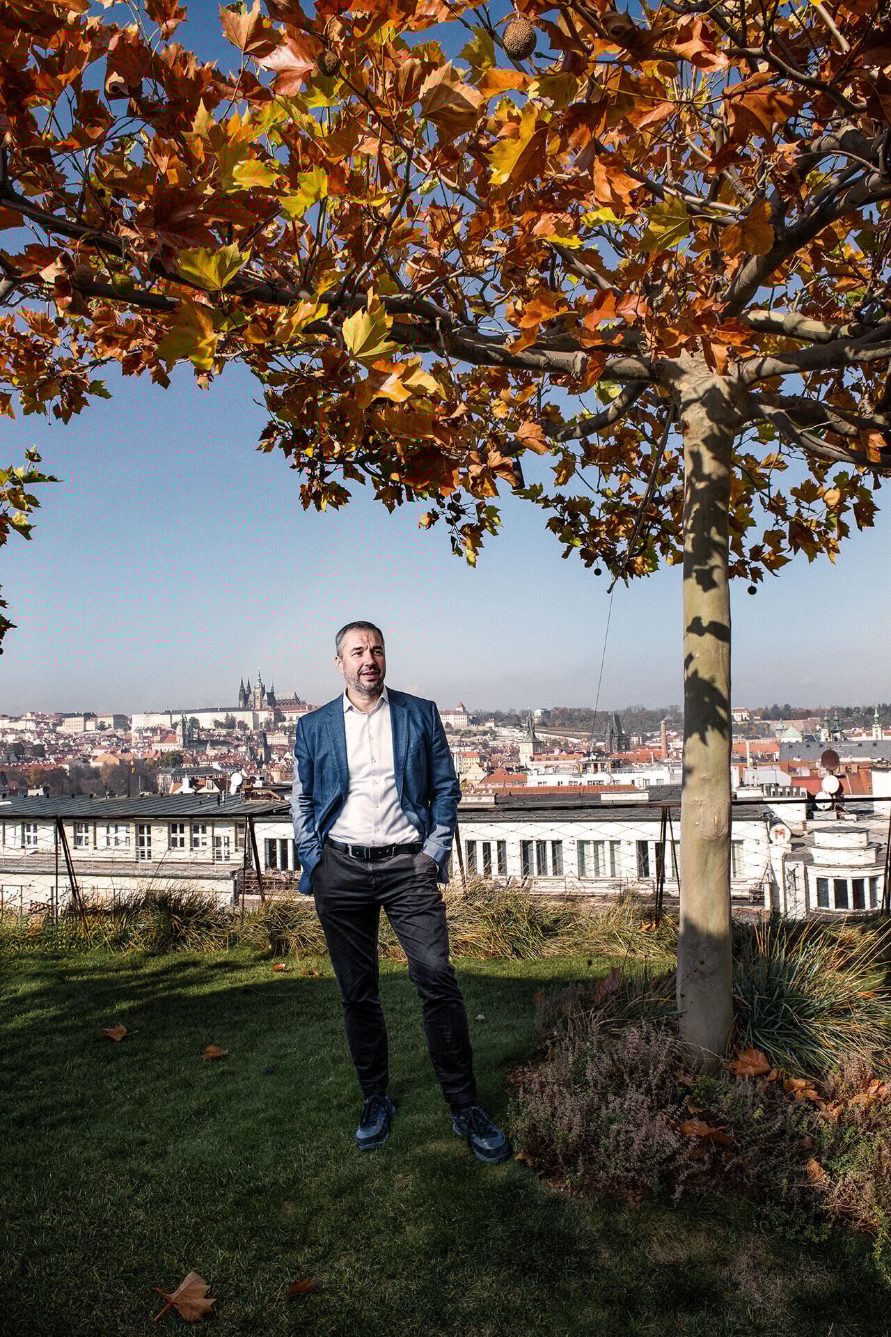 na snímke muž v obleku