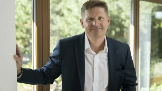 Zarábal stovky miliónov, ale šťastný nebol. Ako našiel nový začiatok?