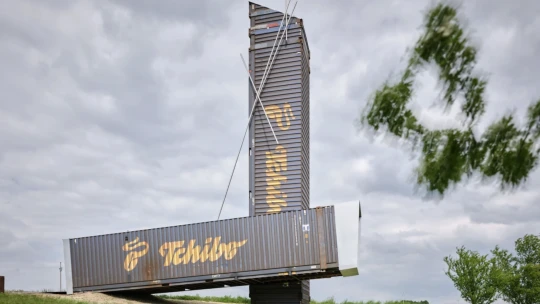 Navštívte vyhliadku z lodných kontajnerov: Za pol milióna vytvorili unikátny bod v krajine