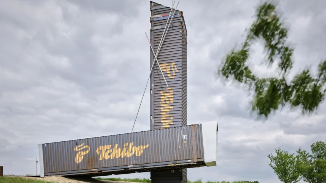 Navštívte vyhliadku z lodných kontajnerov: Za pol milióna vytvorili unikátny bod v krajine