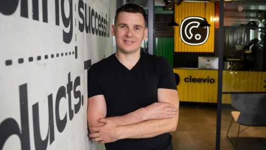 Otcovia mali privatizáciu, my máme AI. Český developer softvéru chce mať firmu plnú Iron Manov