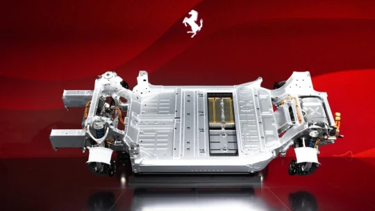 Pred Ferrari je zlomový okamih. Uspejú Taliani tam, kde konkurencia zlyháva?