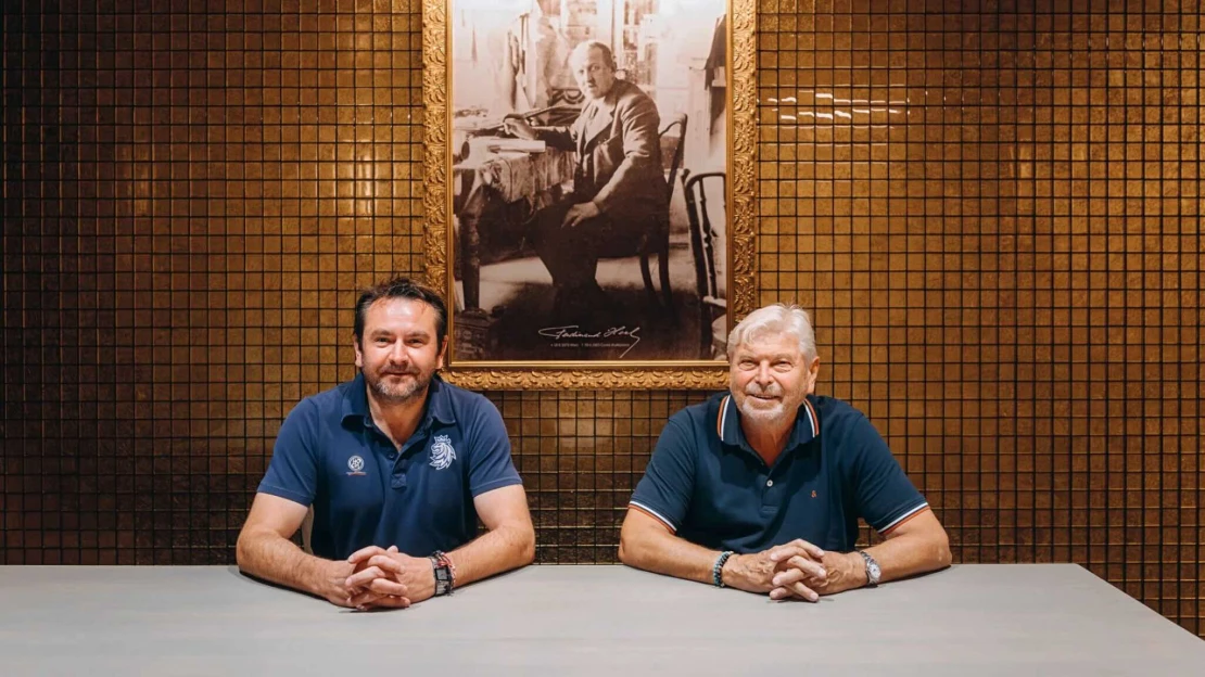 Lozili po ľade s farbami, vedrom a štetcom celú noc. Rodina robí reklamu na hokejových šampionátoch