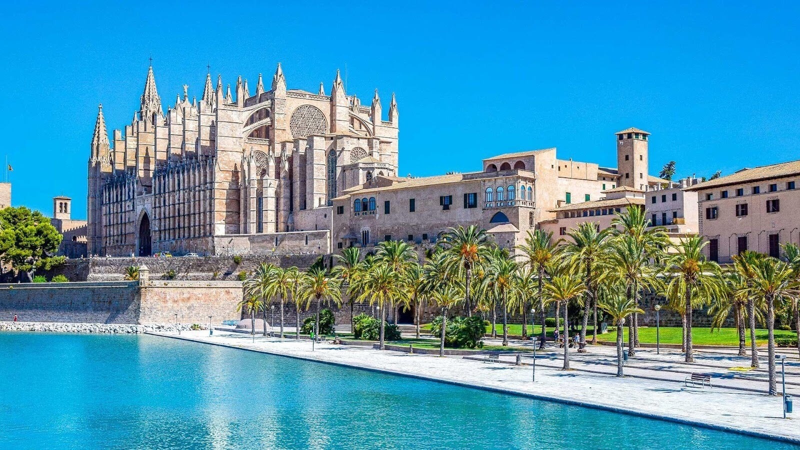 Palma de Malorka predstavuje pulzujúce, historické a moderné stredomorské mesto