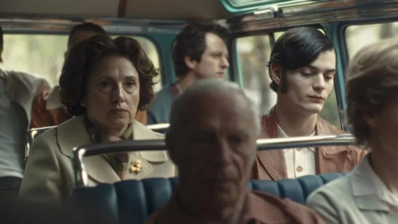 na snímke ľudia v autobuse