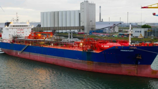 Ropa je drahšia, reaguje na ukrajinský útok na ruský prístav