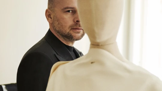 Inšpirovali ho Jana z Arku i Alexandra Kusá. Tvorba Marcela Holubca W stavia na ženskej sile