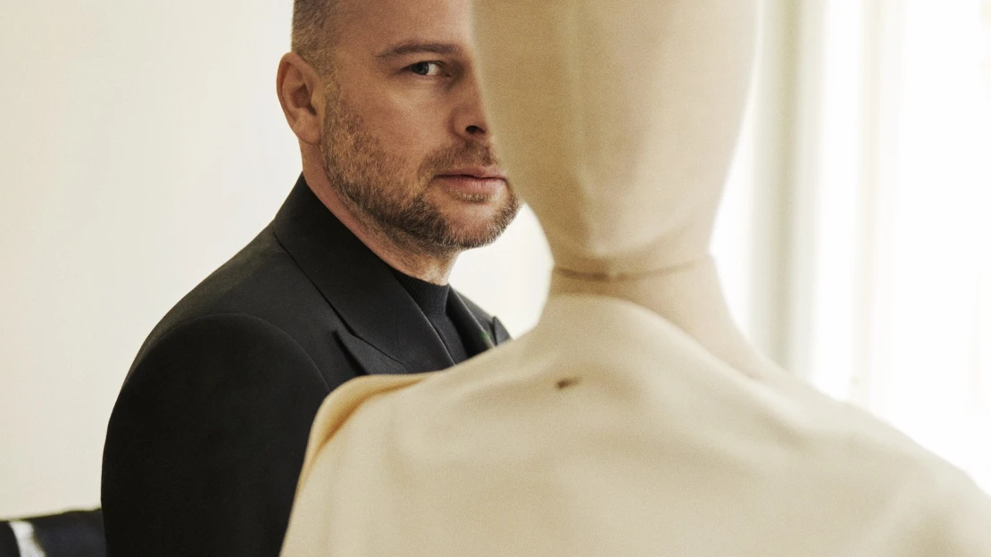 Inšpirovali ho Jana z Arku i Alexandra Kusá. Tvorba Marcela Holubca W stavia na ženskej sile