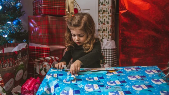 Knihy, ktoré deťom darujú viac než príbeh. Tipy na darčeky, čo rozvíjajú ich svet